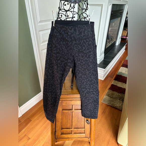 Women’s size 6 Lululemon short yoga pants with sheer black back panel on calf. - Picture 1 of 9